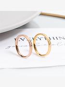 时尚简约方格纹格子戒指，镀18k金色，轻奢冷淡风钛钢戒指女尾戒