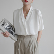 法式气质缎面V领白色衬衫女短袖夏季韩版宽松百搭设计感衬衣上衣