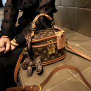 香港品牌包包女2024真皮，高级单肩盒子小包，复古手提斜跨水桶包