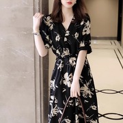 碎花黑色v领连衣裙女夏2024设计感收腰显瘦洋气减龄花朵裙子
