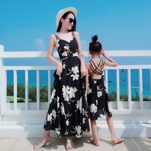 沙滩亲子装2023夏季母女装，大花露背长裙，海边度假连衣裙童装仙