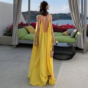 黄色沙滩裙三亚泰国海边度假风旅行穿搭宽松吊带露背连衣裙女夏仙