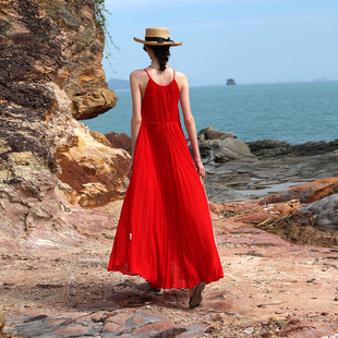 a字大摆宽松显瘦沙滩，裙红色百褶吊带海边慵懒度假风连衣裙长裙