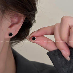 迷你精致黑色方形耳钉2023养耳洞耳环小巧气质高级感耳饰