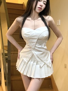 纯欲风性感辣妹设计感修身收腰抹胸上衣白色时尚显瘦百褶短裙套装