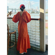 法式橘色V领泡泡袖鱼尾连衣裙设计感褶皱拼接宽松遮肚荷叶边长裙