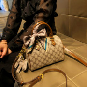 香港品牌包包女士，2024流行真皮，单肩手提波士顿包斜跨枕头小包