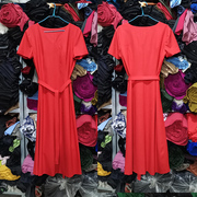 天素大红色v领连衣裙简洁气质长裙，小a摆系腰带，短袖抗皱涤麻混纺