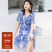 海边度假连衣裙遮肉显瘦胖妹妹中国风，高级感时尚蓝色印花裙子短袖