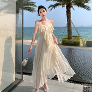 夏季白色蕾丝吊带连衣裙，高级感气质显白收腰长款百褶仙女度假裙子