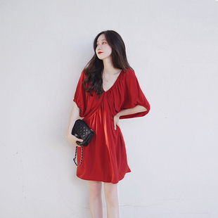2024夏度假(夏度假)大红色，天丝v领chill松弛感显瘦洋气褶皱宽松短袖连衣裙