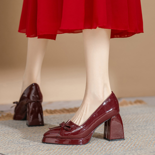 气质蝴蝶结高跟鞋女粗跟红色，订婚鞋日常可穿2024尖头漆皮单鞋