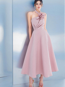 温柔风粉色挂脖小礼服越南设计师立体花朵长裙显瘦不规则连衣裙