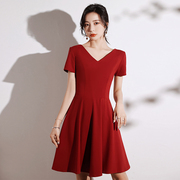 法式酒红色v领连衣裙女秋季气质收腰显瘦年会小个子赫本小红裙