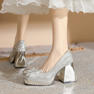 小个子银色礼服高跟鞋，粗跟伴娘婚鞋2024春季防水台蝴蝶结单鞋