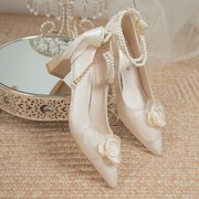 脚腕珍珠山茶花朵婚鞋香槟色拍婚纱照新娘鞋订婚粗跟不累脚伴娘鞋