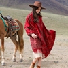民族风披肩两用女针织斗篷，毛衣红色保暖围巾，新疆青海旅行披风外套