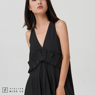 AtelierMissLu设计师品牌秋冬小众黑色压褶V领吊带连衣裙