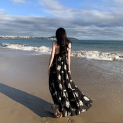 黑白刺绣挂脖连衣裙女夏三亚裙，慵懒风宽松大码沙滩裙碎花吊带长裙