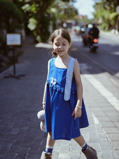 史豌豆童装女童蓝色不对称肩带连衣裙2024夏装洋气儿童吊带裙