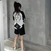 梵文印花黑白拼色长袖t恤女秋季韩版宽松显瘦打底衫ins设计感上衣