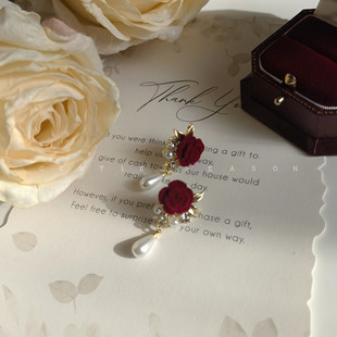 红玫瑰宴会。复古红色丝绒珍珠花朵耳环高级感结婚新娘礼服耳饰