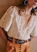 23年法式小众夏天镂空刺绣蕾丝喇叭，袖圆领衬衫上衣