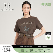 xg雪歌创意印花深咖色短袖，t恤2023秋季通勤简约纯棉上衣女装