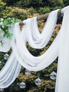 白色网纱缦婚庆拱门婚礼求婚布置背景中式吊顶，白纱幔拍照户外装饰