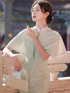 新中式绿色旗袍套装女名媛气质，小个子蕾丝两件套日常可穿斗篷披肩