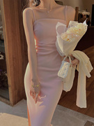 粉色吊带连衣裙女夏季高级感气质名媛，法式修身不规则开叉包臀裙子