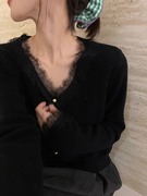 法式黑色蕾丝v领针织打底衫女秋冬气质修身羊毛毛衣纯欲内搭上衣