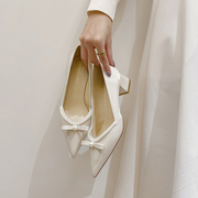 白色婚纱婚鞋2024年法式结婚新娘鞋伴娘日常可穿珍珠高跟鞋女