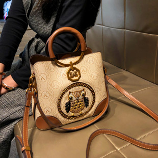 香港品牌包包女2024真皮流行斜跨包手提单肩水桶包质感小包包