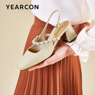 意尔康方头粗跟高跟鞋女2024夏季法式复古珍珠，一字带包头时装凉鞋