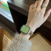 UHADA适用苹果applewatchs9表带iwatch春日限定轻奢D字原创皮质款创意8/7/6/5/4se高级女生手表表带