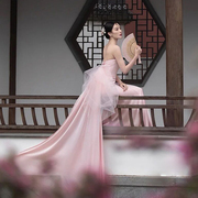 影楼主题婚纱情侣写真拍照复古园林风中式粉色，长拖尾绑带礼服