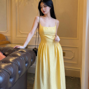 自在小个子多巴胺法式度假露背黄色吊带连衣裙2024夏气质甜美长裙