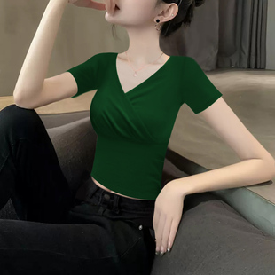 2024夏季深绿色交叉V领螺纹棉短款短袖T恤女紧身显瘦薄款上衣