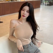 韩国东大门女装气质，修身显瘦斜边露肩性感显胸大长袖t恤上衣