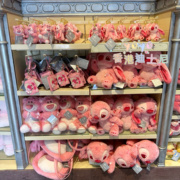 香港迪士尼玩具总动员樱花草莓熊卡通(熊，卡通)毛绒公仔玩偶钱包手提包