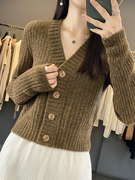 秋冬毛衣女单排扣V领开衫加厚短款外搭宽松显瘦纯色羊毛长袖针织
