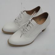 2023真牛皮白色女鞋时尚布洛克小白鞋舒适复古英伦风中跟鞋