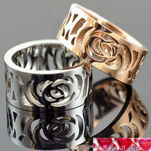 2011 fragante nueva pequeña rosa camelia de oro rosa hueca de titanio modelos de anillo de acero mujeres