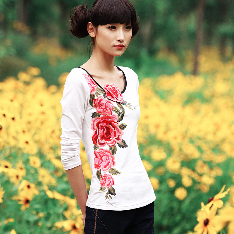 绣花修身圆领纯棉长袖...