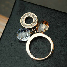 De tiro del mundo real marrón hermoso anillo artificial cristal decorativo