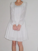 长袖条纹缕空绣花纯棉大摆白色，长袖连衣裙