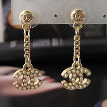 Contador con los modelos de más alta calidad de pequeños pendientes de perlas de arroz fragante LOGOTIPO K plateado pendientes de oro