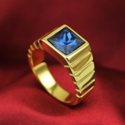 韩版仿真金戒指男士蓝宝石个性指环，钛钢镀18k金结婚(金结婚)戒子潮人刻字