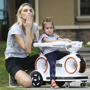 360旋转室内瓦力车 儿童电动车多功能宝宝玩具车遥控摇摆餐盘
